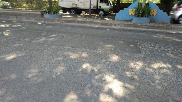 Lubang di Jalan TB Simatupang