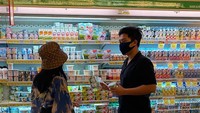 Romantis dengan sang kekasih, Lula tampil keren saat tengah memilih yogurt di salah satu supermarket yang dikunjunginya. Foto: Instagram @lulalahfah