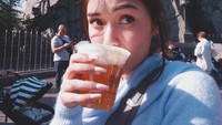 Kalau ini pose imut Lulah saat menikmati Butterbeer paling hits di Universal Studio Osaka yang jadi menu wajib di sana. Foto: Instagram @lulalahfah