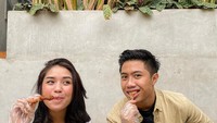 Pelantun lagu Panjat Sosial ini juga doyan menyantap chicken wings dengan olesan bumbu gurih. Foto: Instagram @lulalahfah