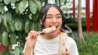 Ia menarik perhatian banyak orang setelah berhasil live Instagram bareng Justin Bieber. Bahkan keduanya sempat berbincang santai layaknya seorang teman. Foto: Instagram @lulalahfah