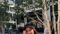 Kalau ini momen seru Lula saat tengah menikmati es kopi susu di kafe yang ada di Paris.  Foto: Instagram @lulalahfah