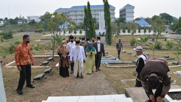 Maruf ziarah makam pendiri Tangerang
