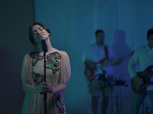 Mawar De Jongh Bawakan Lagu Taeyang BIGBANG di Konser Ruang Rindu