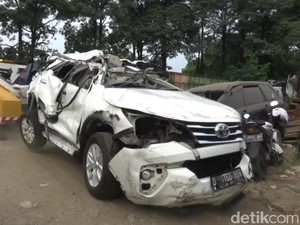 Mobil Tabrak Pembatas Jalan di Tol Cipularang, 1 Orang Tewas