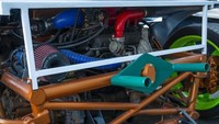 Tak sampai di situ, detail modifikasi ini bahkan sampai pada pengunci sasis dan body layaknya Tamiya. Bagi yang pernah main Tamiya atau memilikinya pasti t mengenal benda mungil yang terletak di buntutnya itu. Dalam modifikasi ini pengunci itu juga ada di belakang, sebagai aksesori tentunya. Foto: twitter: @the__1993