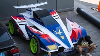 Dilihat dari foto, modifikasi ini benar-benar dibuat semirip mungkin bahkan sampai pada bagian roller yang biasa digunakan Tamiya untuk berbelok di lintasannya. Karena masuk dalam kategori mobil, tentunya ada plat nomor yang pada Tamiya ukuran mainan tidak digunakan.. Foto: twitter: @the__1993