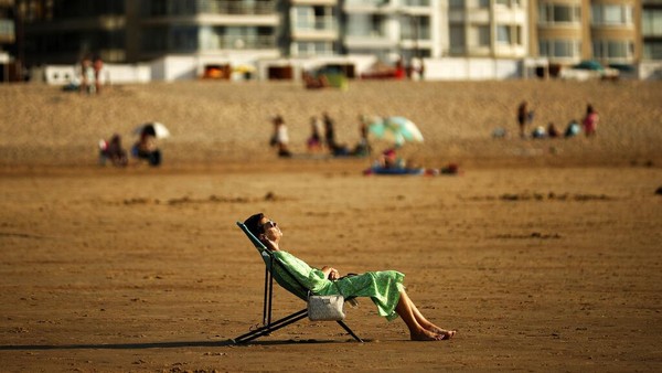 Seorang wanita berjemur saat musim panas di pantai Zoute di Knokke-Heist, Belgia utara. AP Photo/Francisco Seco Seorang wanita berjemur saat musim panas di pantai Zoute di Knokke-Heist, Belgia utara. AP Photo/Francisco Seco