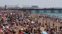 Para pengunjung pantai menikmati sinar matahari dan laut saat hari terpanas di Inggris. AP Photo/Alastair Grant  