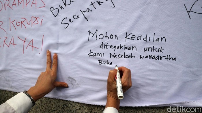 Nasabah asuransi jiwa WanaArtha Life berdemo di PN Jakarta Pusat. Mereka memprotes dibekukannya Sub Rekening Efek (SRE) atas nama PT. AJAW.