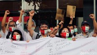 Ratusan Nasabah Asuransi WanaArtha Life melakukan aksi di Pengadilan Negeri Jakarta Pusat, Jumat (7/8/2020).