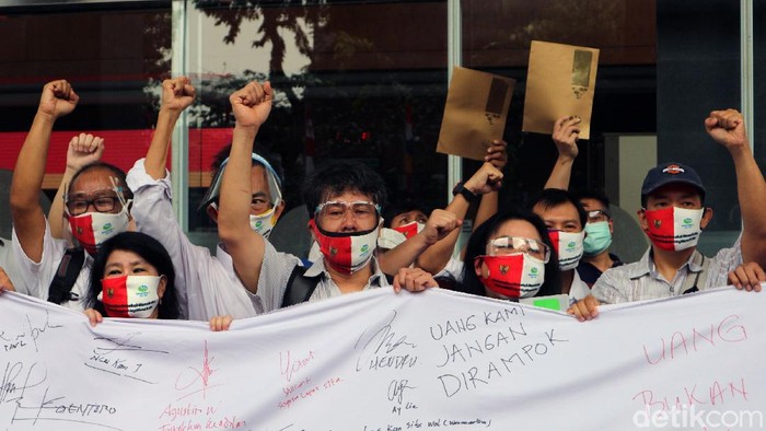 Nasabah asuransi jiwa WanaArtha Life berdemo di PN Jakarta Pusat. Mereka memprotes dibekukannya Sub Rekening Efek (SRE) atas nama PT. AJAW.