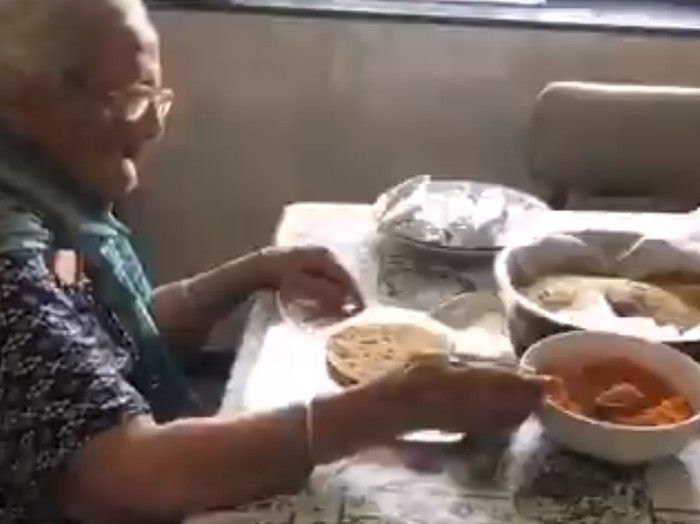 Nenek Berbagi Makanan Gratis