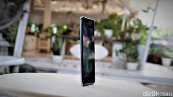 Reno4 hadir dengan desain compact. Punya ketebalan 7,7 mm dengan bobot ringan hanya 165 gram. Foto: Adi Fida Rahman/detikINET