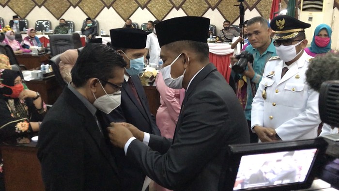 Pemko Padang serahkan pin emas ke dokter Andani (Ferdi-detikcom)