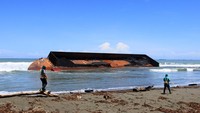 Kapal tongkang milik salah satu perusahaan pengangkut batu bara tersebut terdampar sejak Selasa (28/7/2020) akibat cuaca buruk dan gelombang tinggi yang melanda perairan laut Samudera Hindia dan hingga saat ini belum dievakuasi ke laut lepas.
