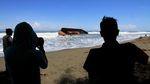 Cuaca Buruk Bikin Kapal Tongkang di Aceh Terdampar