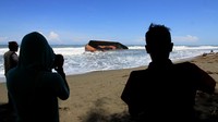 Keberadaan kapal tongkang itu pun menarik perhatian warga sekitar, tak sedikit warga yang datang ke pantai untuk melihat langsung dan memotret kapal tersebut.