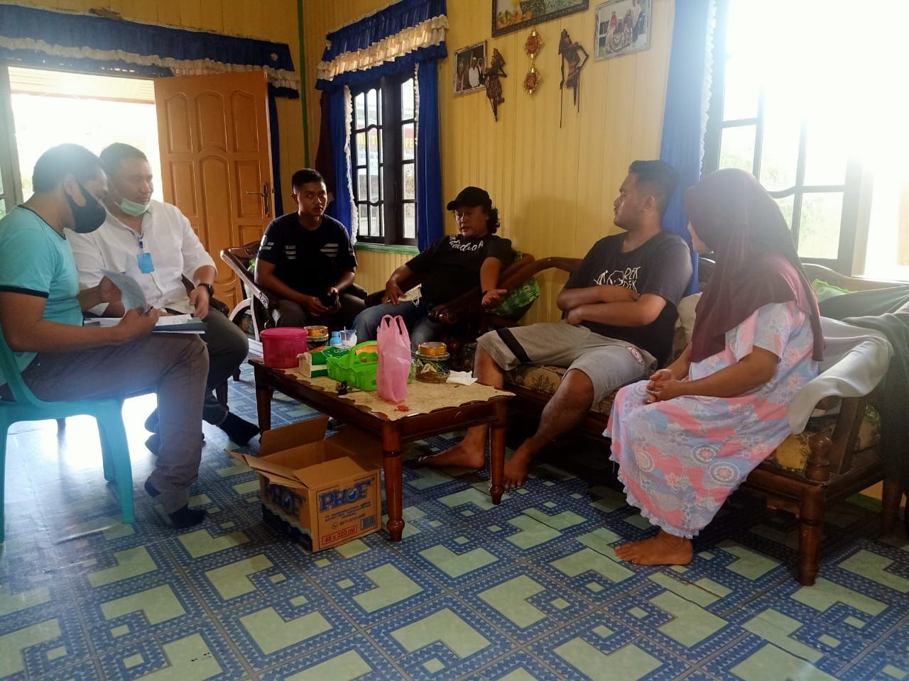 Gilang Aprilian atau yang dijuluki netizen 'Gilang Bungkus' ditangkap polisi di Kalimantan Tengah. Dia segera dibawa ke Surabaya.