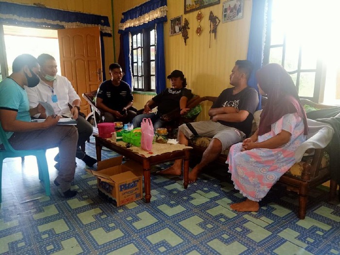 Gilang Aprilian atau yang dijuluki netizen Gilang Bungkus ditangkap polisi di Kalimantan Tengah. Dia segera dibawa ke Surabaya.