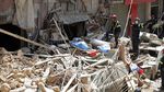 Foto Aksi Petugas Mencari Korban Ledakan di Beirut