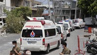 Tampak ambulans bersiaga untuk mengevakuasi para korban. AP Photo/Hussein Malla.