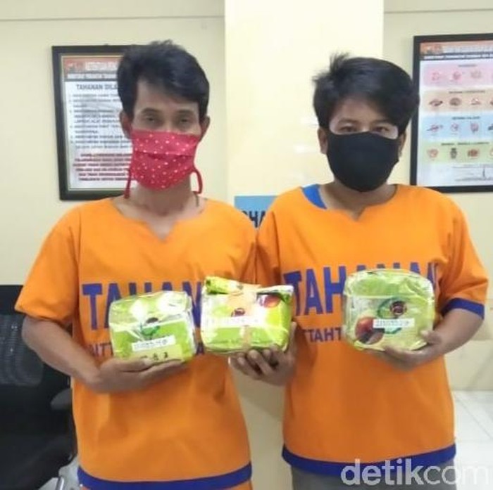 Pengedar narkoba terus beroperasi di masa pandemi COVID-19. Polisi Jatim mengamankan dua kurir narkoba dari jaringan asal Malaysia.