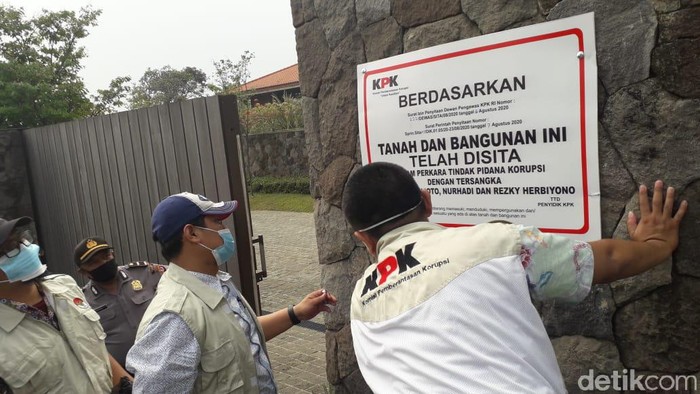 Petugas KPK menyegel vila mewah milik Nurhadi di Bogor