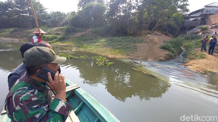 Petugas temukan titik pencemaran sungai Citarum di Karawang