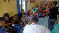 Gilang dicari polisi karena munculnya pengakuan sejumlah orang yang mengaku menjadi korban di media sosial soal aksi fetish pocong yang diskenariokannya. Gilang diduga mendapat kepuasan seksual dari foto-video orang lain yang dibungkus kain jarik. (dok. Polda Kalteng)