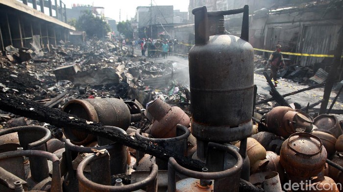 Kebakaran besar terjadi di kawasan Pasar Timbul, Tomang, Jakarta Barat. Akibatnya, pasar seluas 5.000 meter persegi ini hangus terbakar.