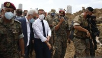 Macron juga mendesak pemerintah untuk melakukan reformasi atau mengambil risiko agar Lebanon tidak jatuh ke dalam krisis.