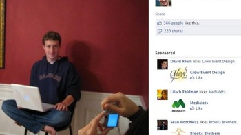 Tangan Chan saat menjepret Zuck. Walaupun sangat sibuk mengurus Facebook, Chan mensyaratkan agar kekasihnya meluangkan waktu setidaknya sekali seminggu hanya untuk mereka berdua. Foto: istimewa