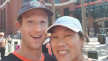 Bloomberg baru saja menyatakan kekayaan Zuckerberg telah melonjak menjadi USD 100 miliar atau lebih dari Rp 1.400 triliun. Baru Zuck, Jeff Bezos dan Bill Gates yang kekayaannya setinggi itu. Tapi sepertinya, mereka tetap berpenampilan sederhana. Foto: Instagram