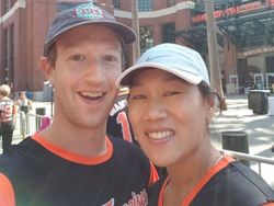 Mesra Banget, Zuckerberg Ulang Momen Pernikahan dengan Istri