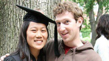 Hubungan mereka bisa dikatakan mulus. Ini adalah momen saat Zuck merayakan kelulusan Chan jadi sarjana Harvard. Meski Facebook semakin besar, Zuck tak pernah berniat pindah ke lain hati. Foto: istimewa