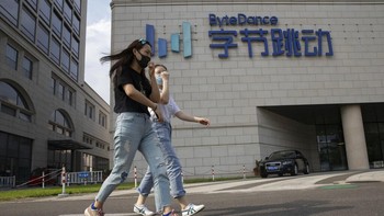 Trump, seperti pemberitaan Zdnet, Jumat (7/8/2020), telah menandatangani dua perintah eksekutif yang secara efektif mengharamkan TikTok dan WeChat. Perintah pertama, bagi korporasi yang berkolaborasi dengan Bytedance maupun anak perusahaannya TikTok, maka Pemerintah AS dengan tegas memblokir perusahaan dimaksud dengan toleransi 45 hari. AP Photo/Ng Han Guan.