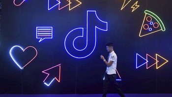 Presiden AS Donald Trump melarang semua perusahaan untuk bekerjasama dengan TikTok milik Bytedance dan WeChat yang dimiliki oleh Tencent. Chinatopix via AP.