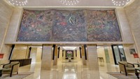 Mahakarya Lee Man Fong berada di bagian atas dinding menghadap entrance foyer Bali Room, Hotel Indonesia Kempinski Jakarta.  Foto: Hotel Indonesia Kempinski Jakarta/ Istimewa