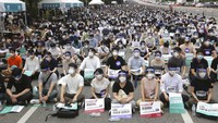 Dilansir dari AP, aksi unjuk rasa itu digelar sebagai bentuk protes atas kebijakan pemerintah yang disebut kebijakan populis terkait rencana meningkatkan jumlah mahasiswa kedokteran sebagai upaya untuk mengatasi kekurangan jumlah dokter terkait dengan langkah mengatasi penyebaran virus Corona di Negeri Gingseng.