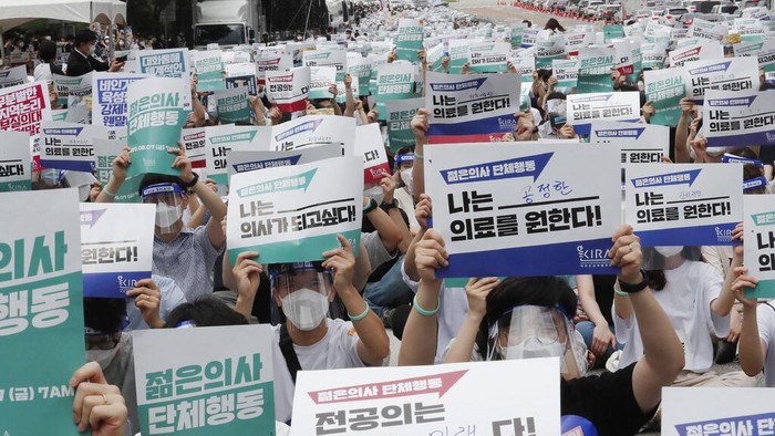 Ribuan dokter muda di Korea Selatan gelar aksi unjuk rasa. Aksi itu digelar sebagai protes atas rencana pemerintah untuk tingkatkan jumlah mahasiswa kedokteran.