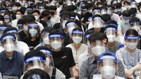 Ribuan dokter muda di Korea Selatan turun ke jalan untuk menggelar aksi unjuk rasa. Mereka tampak mengenakan maskar dan face shield saat ikut serta dalam aksi unjuk rasa tersebut.
