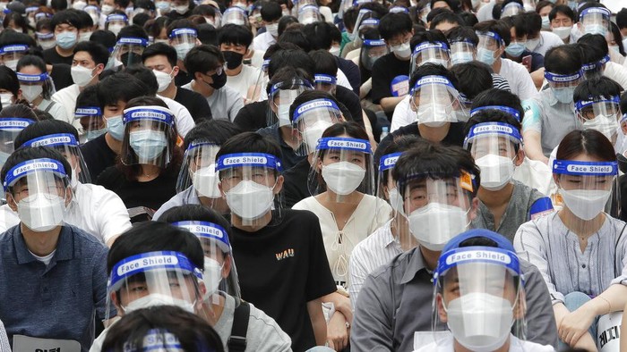 Ribuan Dokter Korea Selatan Demo di Tengah Pandemi Corona Ribuan dokter muda di Korea Selatan gelar aksi unjuk rasa. Aksi itu digelar sebagai protes atas rencana pemerintah untuk tingkatkan jumlah mahasiswa kedokteran.
