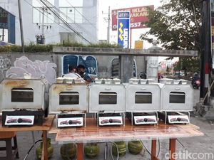 Kemepul! Roti Panas Ini Dipanggang Langsung di Depan Pembeli