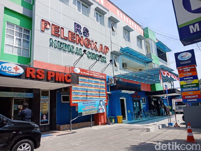 Seorang ibu melahirkan sendiri di Rumah Sakit Pelengkap Medical Center (RS PMC) Jombang. Akibatnya, bayi perempuan yang dia lahirkan meninggal.