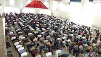 Pertimbangan utama Nurdin belum mengizinkan masjid ini digunakan karena infrastruktur pendukungnya belum memadai.
