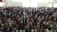 Gubernur Sulsel Nurdin Abdullah menyayangkan salat Jumat tetap digelar di Masjid tersebut tanpa adanya koordinasi dan izin dari Pemprov Sulsel.