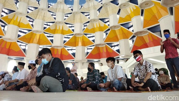 99 diambil dari Asmaul Husna yang merupakan nama nama Allah dan berhasil menjadikan masjid ini memiliki arsitektur megah dan cantik di saat yang bersamaan. Tak heran jika masjid ini masuk 30 masjid unik di Dunia. Hermawan/detikcom 99 diambil dari Asmaul Husna yang merupakan nama nama Allah dan berhasil menjadikan masjid ini memiliki arsitektur megah dan cantik di saat yang bersamaan. Tak heran jika masjid ini masuk 30 masjid unik di Dunia. Hermawan/detikcom