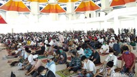 Di dalam masjid juga sudah disediakan pengeras suara agar khutbah Jumat dapat disimak dengan baik oleh jemaah.