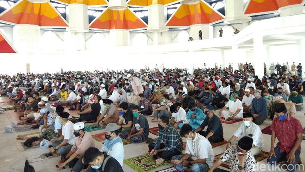 Salat jumat pertama di Masjid 99 Kubah Makassar yang tak dizinkan Gubernur Sulsel Nurdin Abdullah (Hermawan-detikcom).